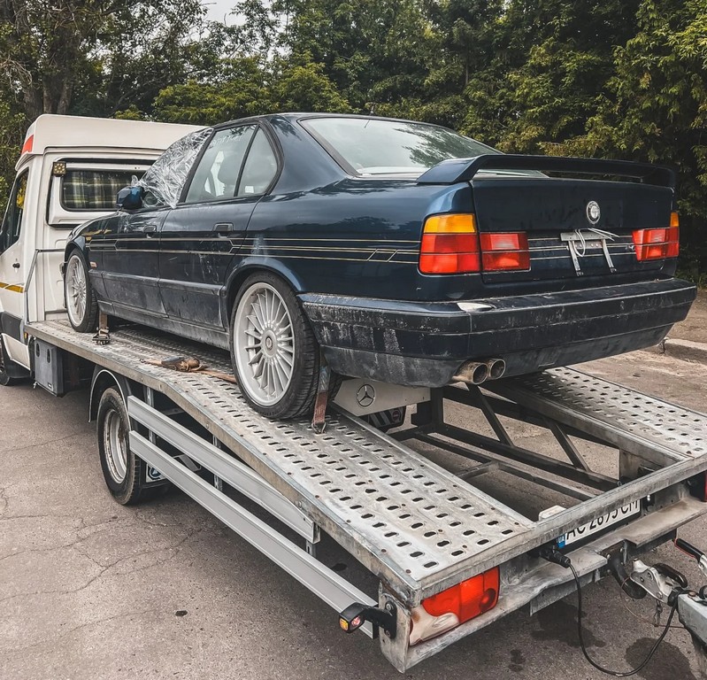 Справжні раритети: в Україну привезли цінні колекційні спорткари BMW (ФОТО)
