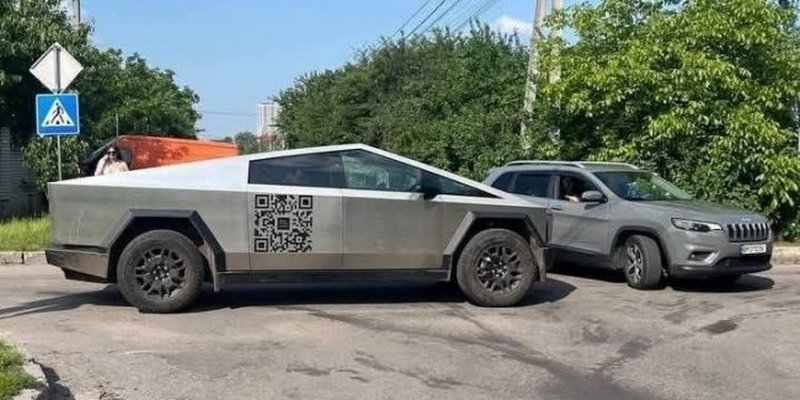 В Україні постраждав у ДТП перший пікап Tesla Cybertruck (ВІДЕО)