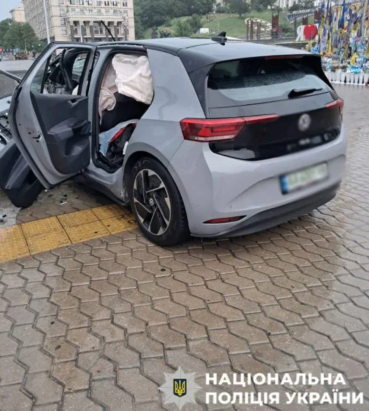 У Києві на Майдані електрокар Volkswagen влетів у підземний перехід (ФОТО)