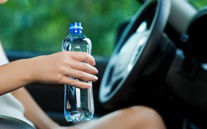 Водіям заборонено пити воду за кермом: де за це можна отримати штраф