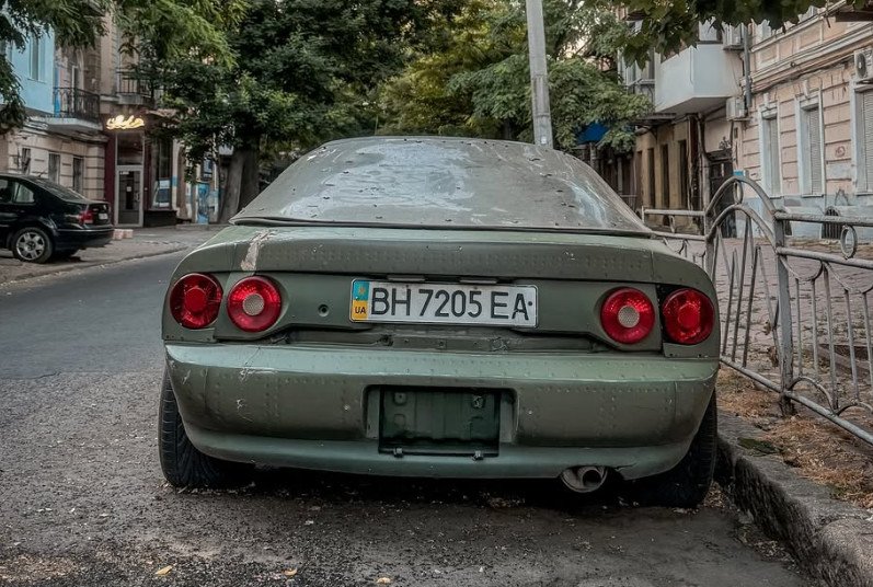 Дуже рідкісне купе Toyota Sera помітили в Одесі: стилізовано під військову машину (ФОТО)