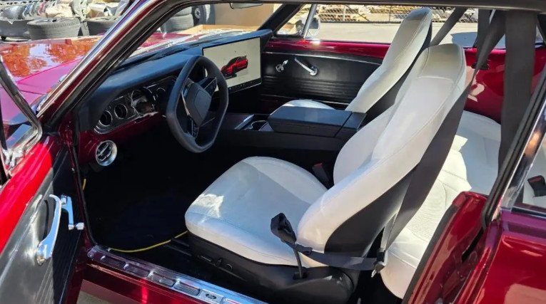Класика з сюрпризом: ентузіаст “оживив” Ford Mustang, перетворивши його на електрокар Tesla