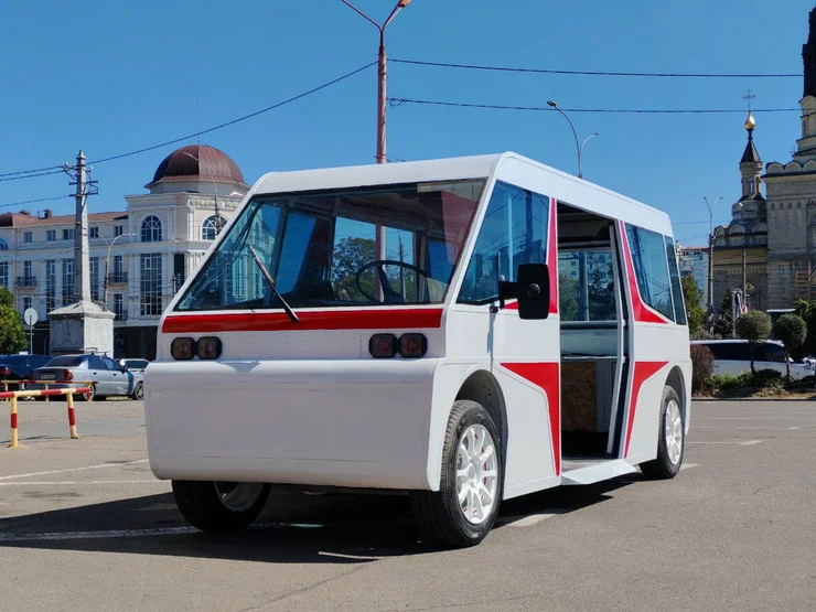 Українці привезли на автошоу в Мюнхені недорогий електрокар для осіб з інвалідністю (ФОТО)