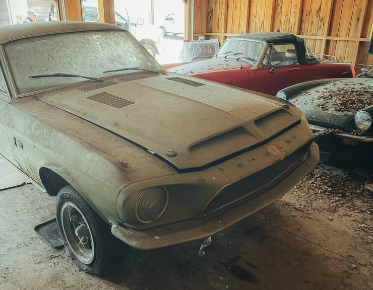 Раритетний заряджений Ford Mustang 60-х за $150 000 простояв 40 років у гаражі (ВІДЕО)
