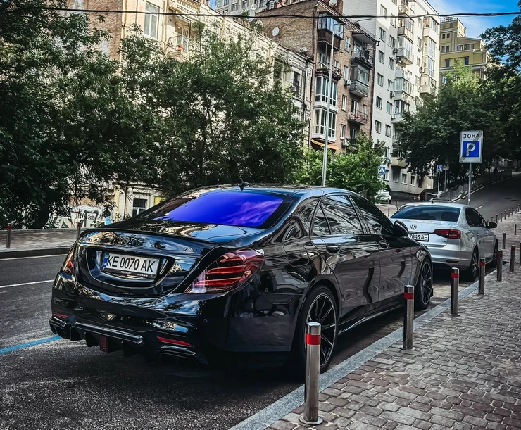 700-сильний люкс: у Києві помітили рідкісний заряджений Mercedes (ФОТО)