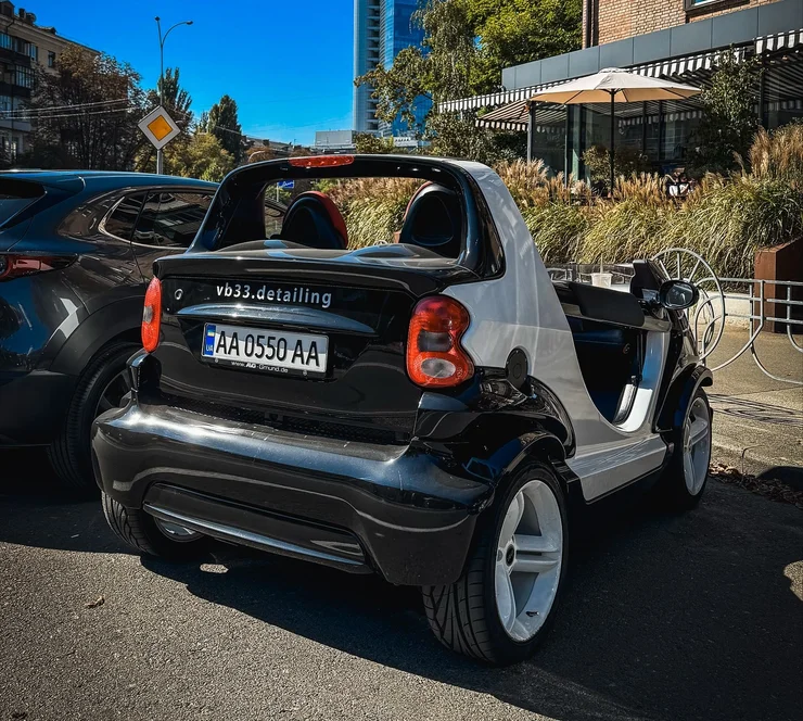 Таких лише 2000 одиниць: рідкісний кабріолет Smart Crossblade помічений у Києві (ФОТО)