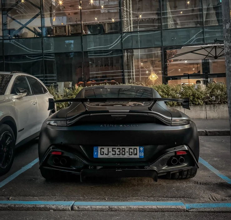 Їх існує лише 899: у Києві помітили лімітований суперкар Aston Martin на "бляхах" (ФОТО)