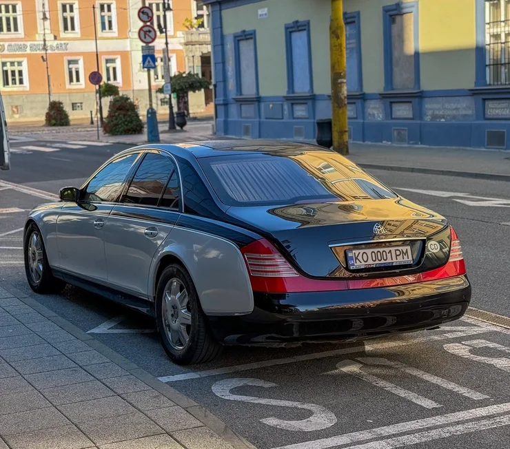Розкіш із 2000-х: в ЄС помітили люксовий Maybach на українських номерах (ФОТО)
