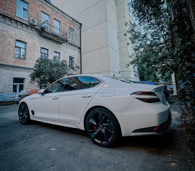 У Києві засвітився недорогий конкурент BMW 3 Series і Mercedes C-Class від Hyundai (ФОТО)