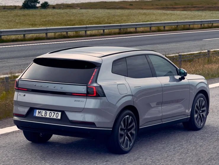 Ціна $37 000 і запас ходу 1200 км: на ринок вийшов електрифікований кросовер Volvo (ФОТО)