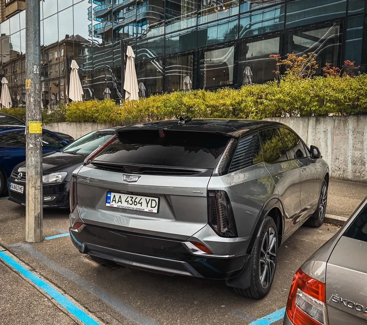 Конкурента Tesla Model Y: у Києві вперше помітили нову модель Cadillac (ФОТО)