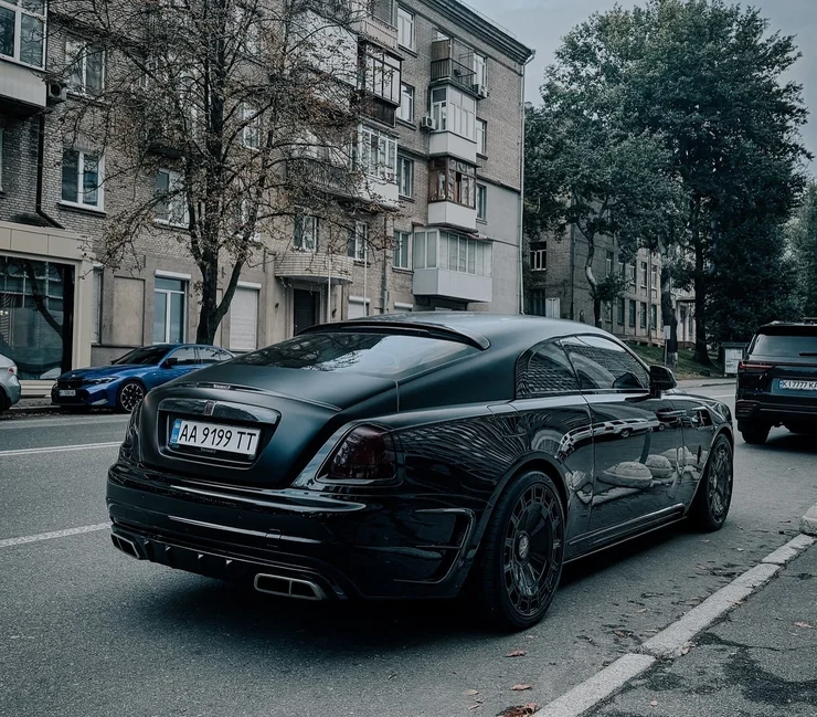 У Києві помітили раритетний спортивний Rolls-Royce зі стильним тюнінгом (ФОТО)