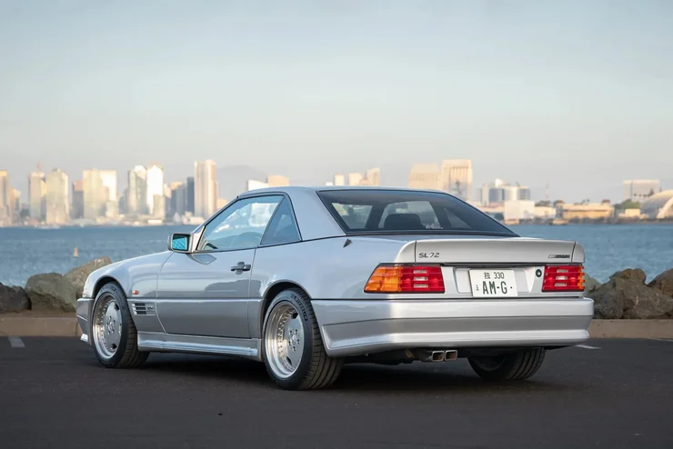 На аукціон виставили унікальний Mercedes 90-х із величезним двигуном від суперкара (ФОТО)