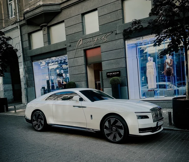В Україну за 2025 рік завезли тисячі дорогих елітних авто (статистика)