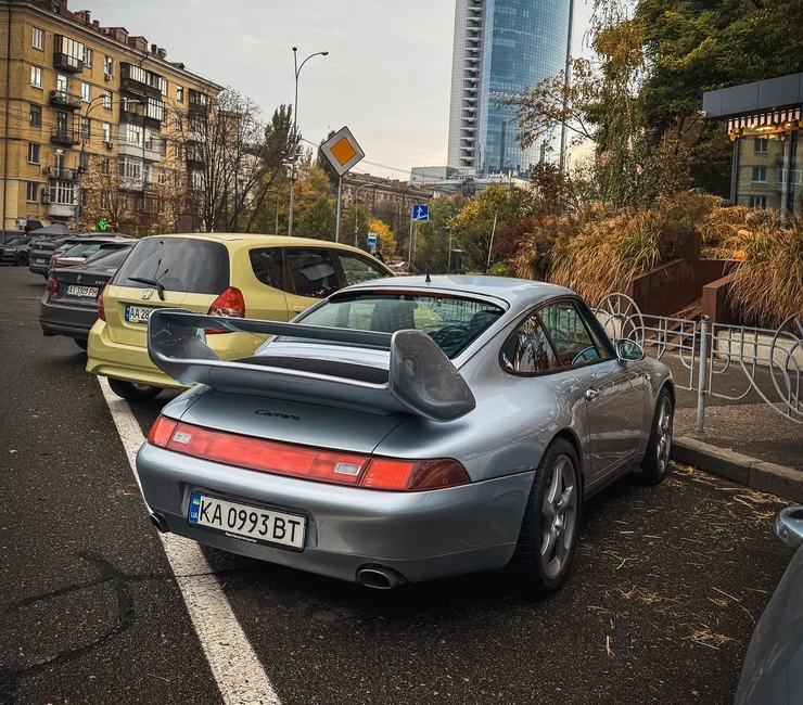 У Києві помітили колекційний Porsche 90-х із яскравим тюнінгом (ФОТО)