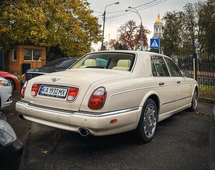 У Києві помітили рідкісний люксовий седан Bentley із "алкогольною" назвою (ФОТО)