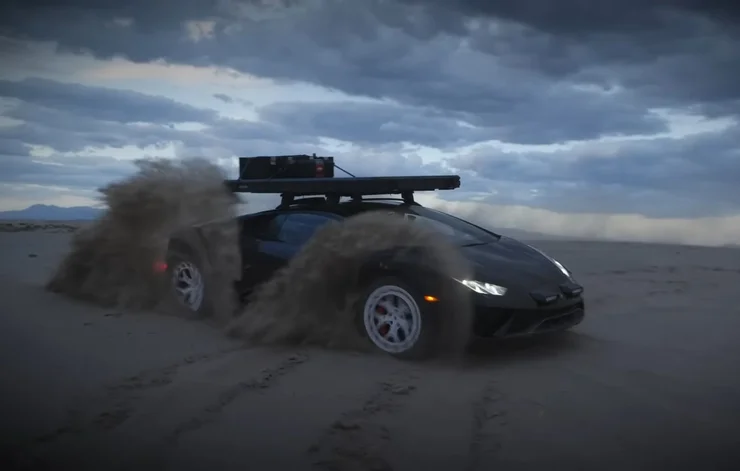 Унікальний 1500-сильний автодім Lamborghini застряг у пустелі (ФОТО, ВІДЕО)
