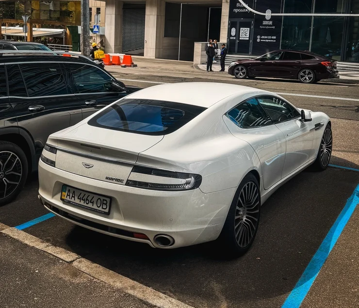 У Києві помітили рідкісного британського конкурента Porsche Panamera (ФОТО)