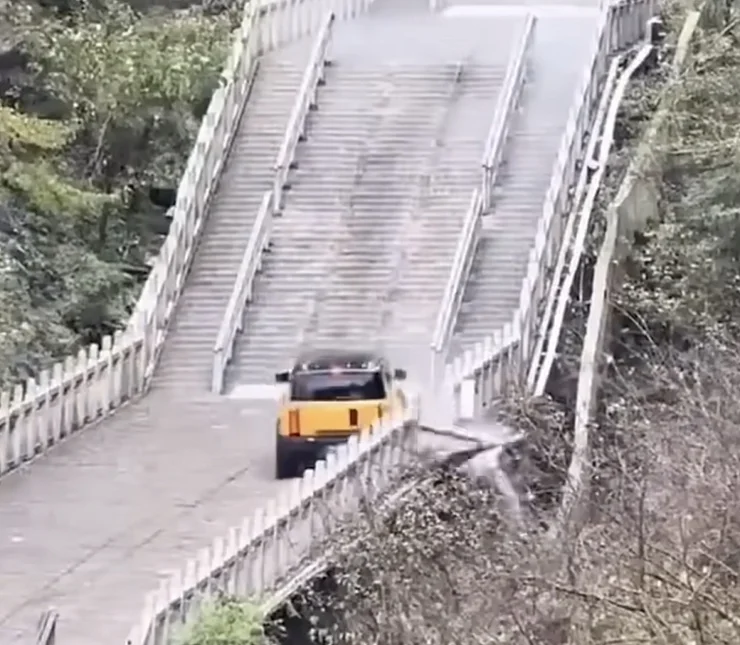 "Небесні сходи" не підкорилися новому кросоверу Chery: він скотився вниз із гори (ВІДЕО)