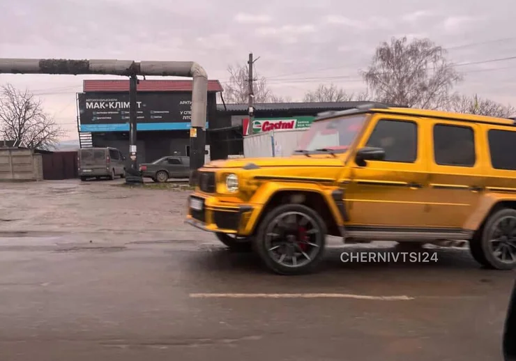 По-багатому: в Україні помітили яскравий золотий "Гелендваген" (ФОТО, ВІДЕО)