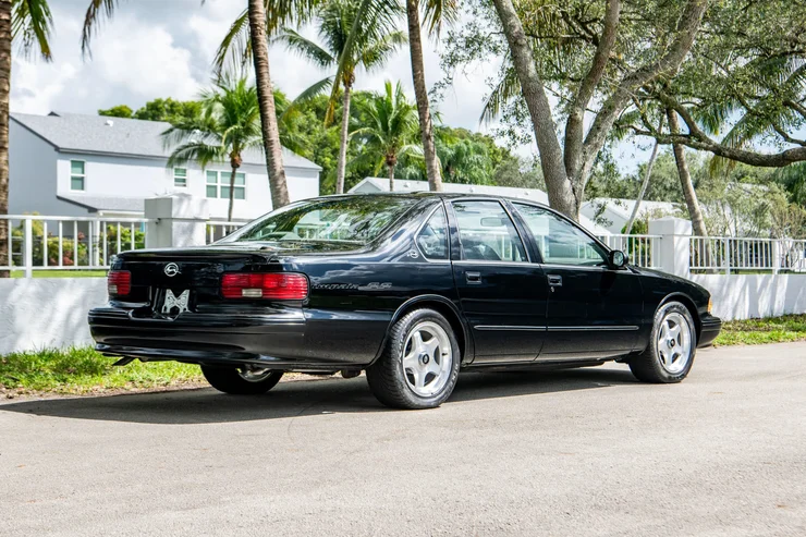 На аукціон виставили культовий спортивний седан 90-х у заводському пакуванні (ФОТО)