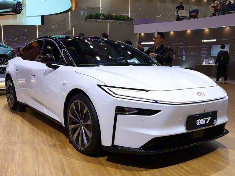 Toyota представила електричну “Camry”: запас ходу у 700 км (ФОТО)