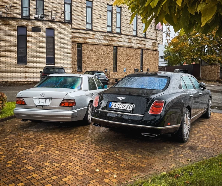 У Києві засвітилися раритетні колекційні седани з потужними V8 (ФОТО)