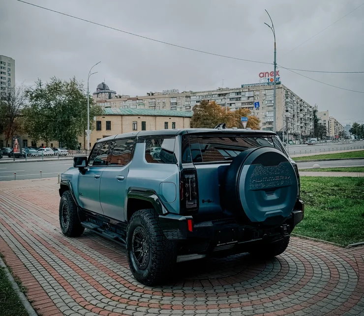 Їздить боком: у Києві з'явився лімітований 830-сильний електрокар Hummer за $145000 (ФОТО)
