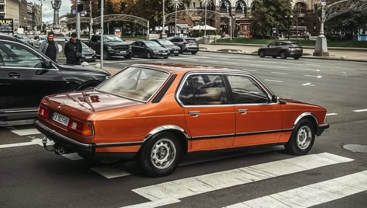 Відреставрований екземпляр першого покоління BMW 7 Series помітили у Києві (ФОТО)