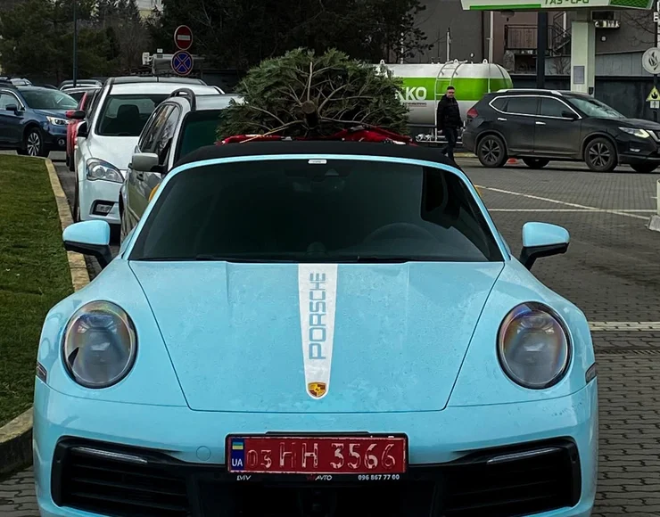 Українець перевозив різдвяну ялинку на спортивному кабріолеті Porsche (ФОТО)