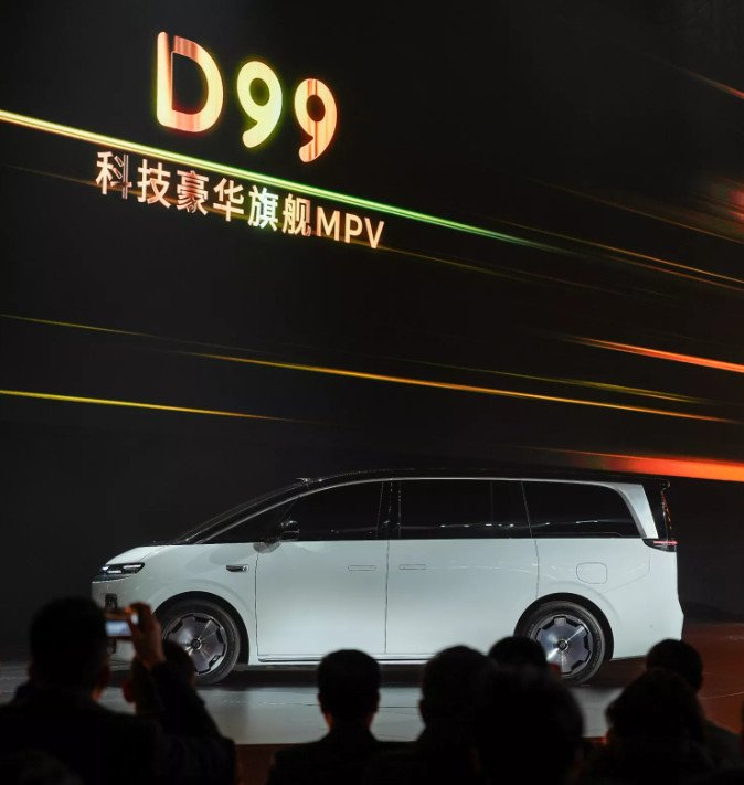 Китайці представили мінівен із найбільшою батареєю у світі серед гібридів