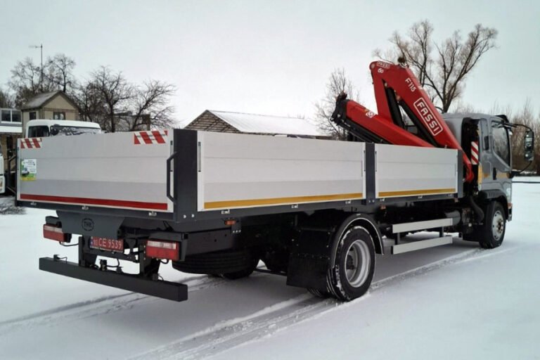 Український завод виготовив нову бортову вантажівку з краном-маніпулятором (ФОТО)