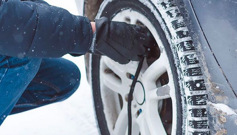 Чому може спустити колесо і без проколу