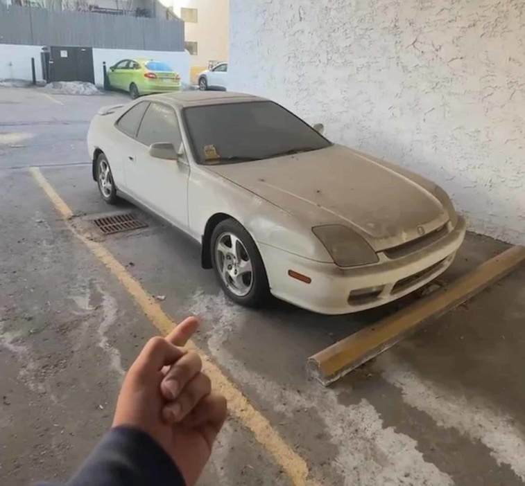 Honda Prelude роками стояла покинутою на парковці (ФОТО)