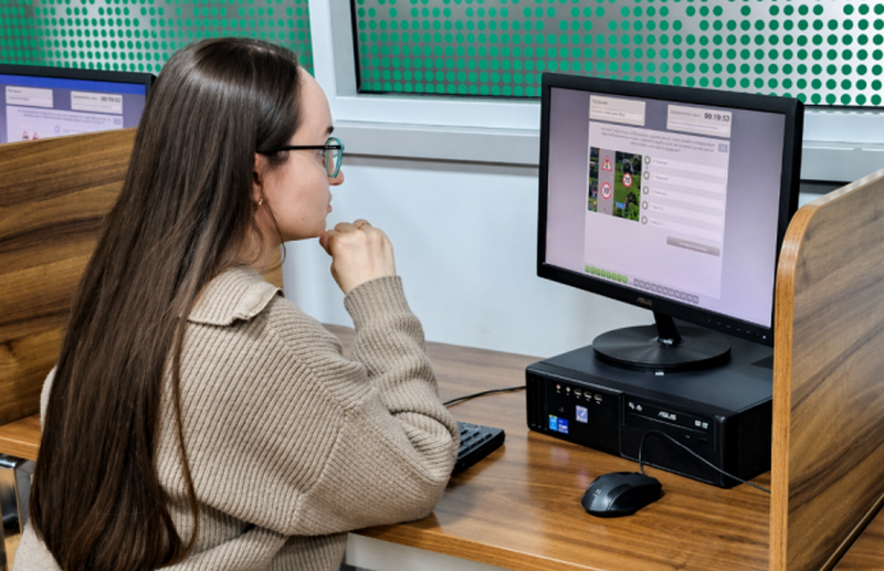 Іспити для водіїв в Україні хочуть перекласти англійською: як тепер здавати