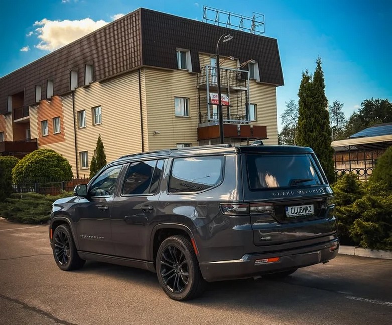 Розкішний гігант: в Україні помітили конкурента Cadillac Escalade від Jeep (ФОТО)