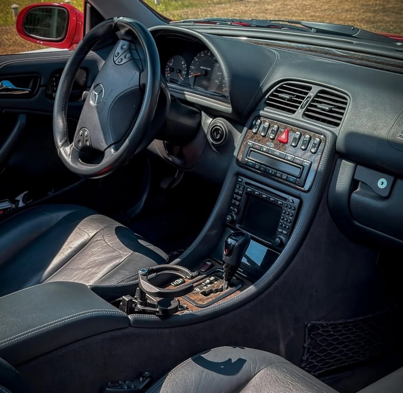 В Україні помітили рідкісний заряджений Mercedes 2000-х із V8: таких кабріолетів майже не залишилося (ФОТО)