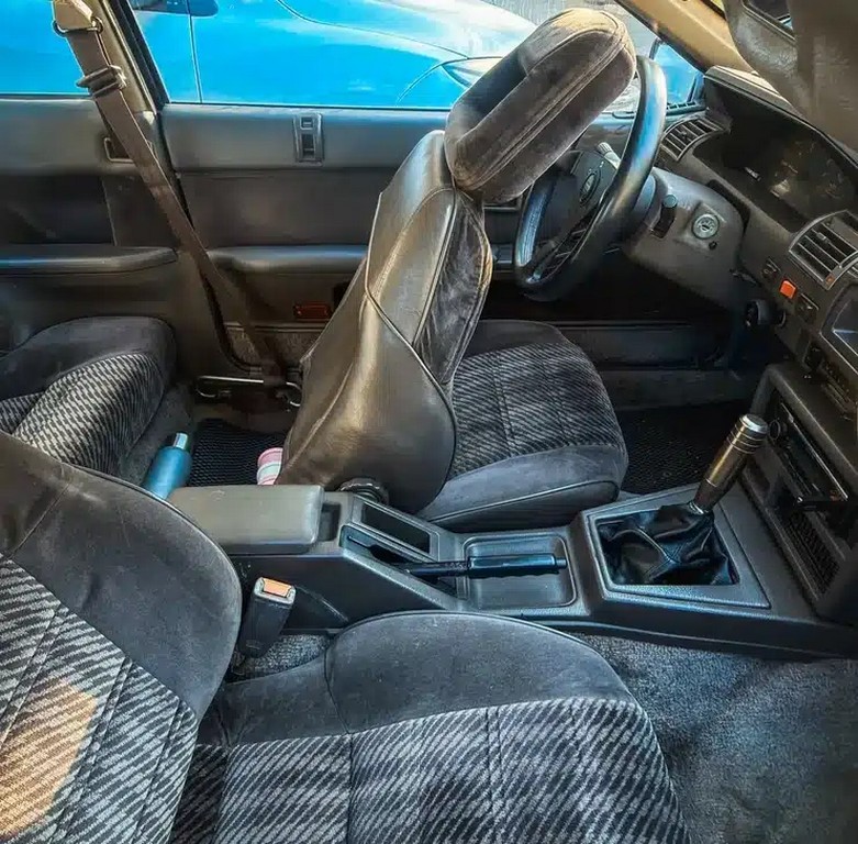 В Україні помітили культовий спорткар Nissan із 80-х (ФОТО)