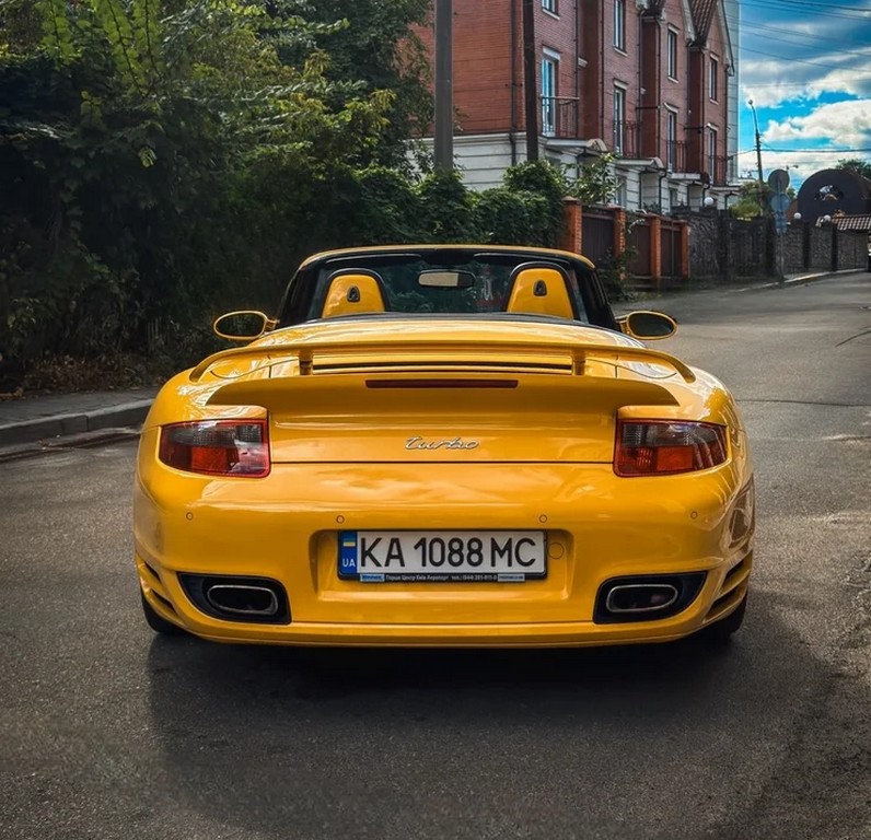 Яскравий раритет: у Києві засвітився заряджений кабріолет Porsche 2000-х (ФОТО)
