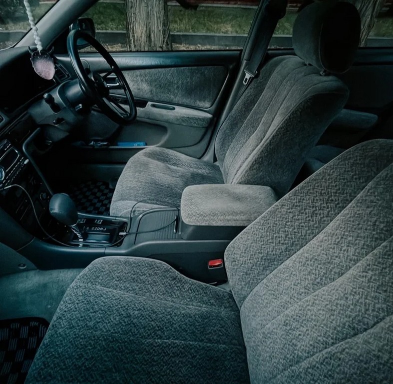 У Києві засвітилася культова преміальна Toyota 90-х із яскравим тюнінгом (ФОТО)